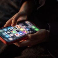 Lướt mạng xã hội hơn 2 giờ/ngày:Con đường ngắn nhất đẩy trẻ vào trầm cảm, tự hại